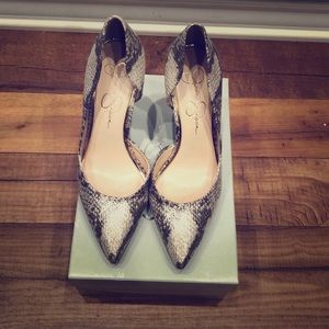 Jessica Simpson natural/Gold Snake skin pump